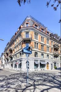 苏黎世Exclusive one room apartment next to Zürich main station的前面有街道标志的大建筑