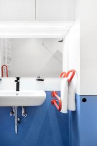 罗威Good Spot Morze的浴室设有白色水槽和红色把手