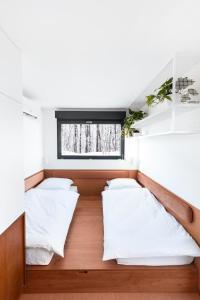 罗威Good Spot Morze的小型客房 - 带2张床和窗户