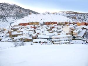 卡马雷纳德拉谢拉Javalambre Mountain Superski的山顶上积雪覆盖的城镇