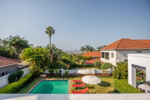 德班荷兰屋住宿加早餐旅馆的享有带游泳池的房屋后院的空中景致