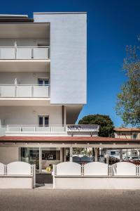 切塞纳蒂科Nido Suite & Apartments的享有大楼外部景致,设有白色阳台