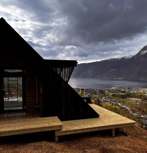 艾菲约德Cozy house in Eidfjord的享有湖泊和山脉美景的小木屋