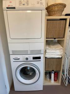 罗维尔Nuova dependance的洗衣房内的洗衣机和烘干机