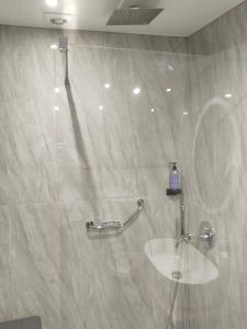阿吉亚特拉萨阿尔米拉酒店的设有带水槽的淋浴的浴室