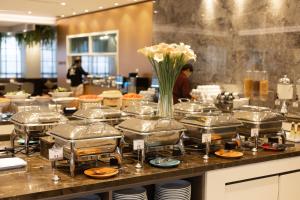 南芭堤雅Health Land Resort & Spa的菜式和花瓶的自助餐