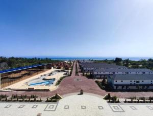 博斯特里Baytur Trea的享有带游泳池的度假村的空中景致
