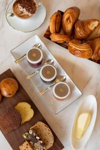 巴黎Bulgari Hotel Paris的餐桌上摆放着面包和糕点