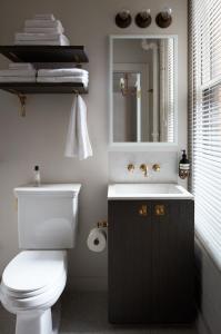 第比利斯Check Inn Tbilisi的浴室配有白色卫生间和盥洗盆。