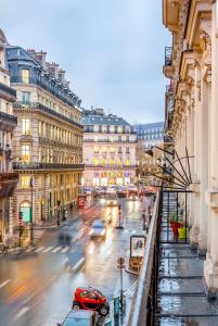 巴黎Quatre Septembre的一条繁忙的城市街道,有汽车和建筑