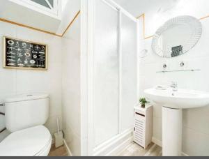 卡德斯伊斯拉克Stunning apartment at beach的白色的浴室设有卫生间和水槽。