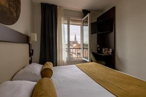 贝尔热拉克Brit Hotel Europ Bergerac的一间酒店客房,床上放着泰迪熊