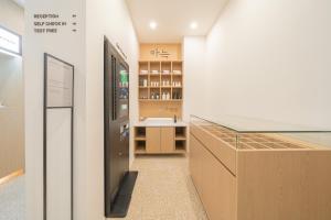 天安市Aank Hotel Cheonan Station 2的一间带柜台和冰箱的厨房