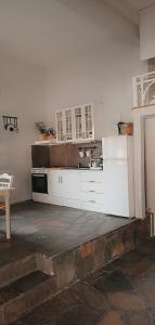 奥马斯帕纳吉亚斯Loft house 2的厨房配有白色橱柜和炉灶。