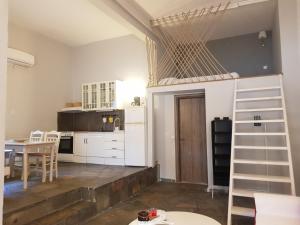 奥马斯帕纳吉亚斯Loft house 2的一间厨房和一间带高架床的用餐室