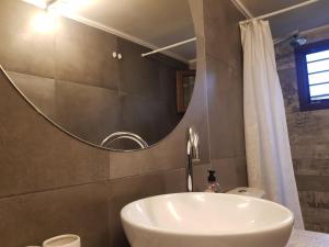 奥马斯帕纳吉亚斯Loft house 2的一间带水槽和镜子的浴室