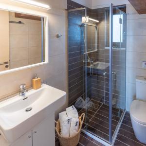 梅加斯·亚洛斯-奈特斯Syra Bay的带淋浴、盥洗盆和卫生间的浴室