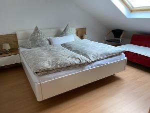 尼特尔Ferienwohnung Hub的一间卧室配有一张带白色床架的大床