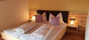 丘萨Moarhof Gufidaun的一间卧室配有一张带两个枕头的床