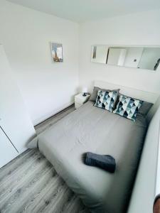 曼彻斯特BEA Allenby Walk的小型客房内的一张床位。