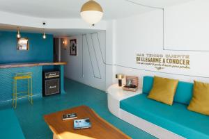 普拉亚登博萨Dorado Ibiza - Adults Only的客厅配有沙发和桌子