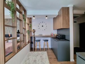 克卢日-纳波卡Panorama Deluxe Aparthotel的厨房配有柜台和凳子