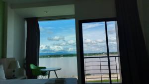 那空拍侬府河流酒店的一间卧室设有湖景窗户