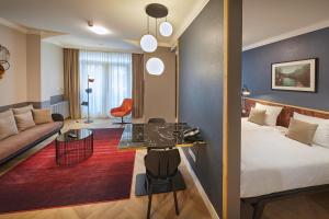 阿姆斯特丹阿姆斯特丹诺瓦公寓酒店的配有一张床和一张书桌的酒店客房