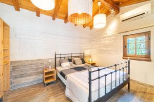 斯达林Mini Country House的一间卧室设有一张床和木制天花板