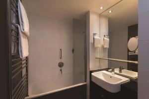 柏林阿迪娜柏林查理检查站公寓酒店的带浴缸、水槽和淋浴的浴室