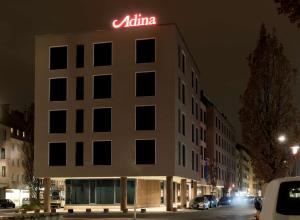 纽伦堡纽伦堡阿迪娜公寓酒店的上面有adobeadobe标志的建筑