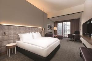 纽伦堡纽伦堡阿迪娜公寓酒店的酒店客房设有一张大床和一张书桌。