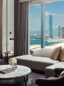 香港香港瑞吉酒店的带沙发和大窗户的客厅