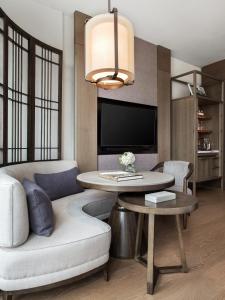 香港香港瑞吉酒店的客厅配有沙发和桌子