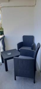 帕格考尔罗托客房公寓的桌椅、椅子和桌子