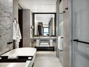 香港香港瑞吉酒店的带浴缸、水槽和镜子的浴室