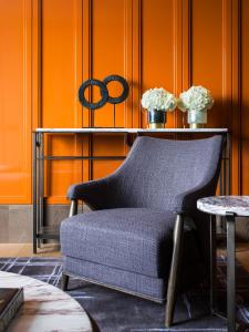 香港香港瑞吉酒店的橙色墙壁间的椅子