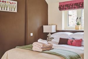 阿什伯恩The Couple's Retreat的卧室内的两张床和毛巾
