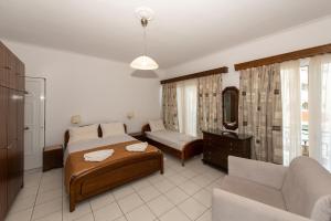 蒂锡利维罗勒别墅酒店的酒店客房,配有床和沙发