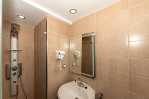 蒂锡利维罗勒别墅酒店的一间带水槽和镜子的浴室