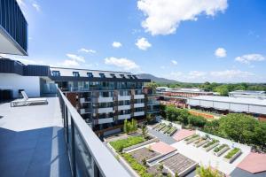 堪培拉Lux 2 Bed 2 Bath Apartment in the Heart of Dickson, Canberra的公寓的阳台享有大楼的景致。