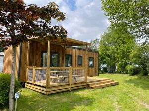 蓬托尔松Camping Haliotis的小木屋,在庭院里设有甲板