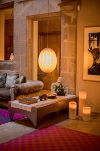 巴塞罗那Hotel Neri – Relais & Chateaux的带沙发和咖啡桌的客厅