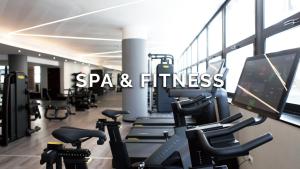 罗马蜂巢酒店的健身房设有跑步机、电脑显示器和有氧器材