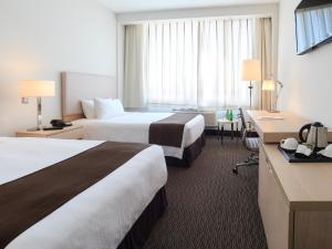 安托法加斯塔斯帕可酒店的酒店客房配有两张床和一张书桌