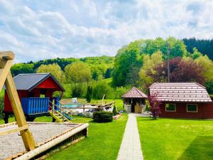 Šmarje pri JelšahGREEN LAND Family Fun Sport Resort的一座有两栋小建筑和一栋房子的院子