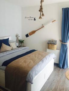 辛安诺泽蒂Apartament 5 mórz的卧室配有一张床,墙上设有棒球棒