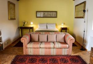 圣克鲁斯达格拉西奥萨Casa da Emilie的客厅配有沙发和1张床