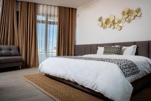 塔那那利佛MERCURE HOTEL的卧室设有一张白色大床和一扇窗户。