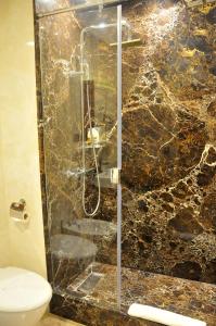 卡萨布兰卡Suite Hotel Casa Diamond的浴室设有玻璃淋浴间和卫生间
